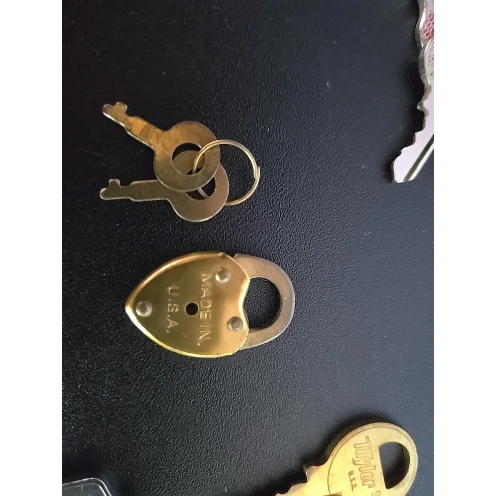 N/A vintage keys